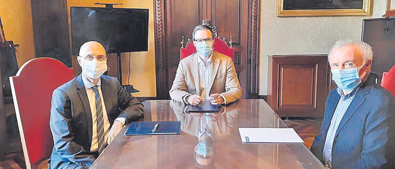 El alcalde y el director de la oficina firmaron el convenio.