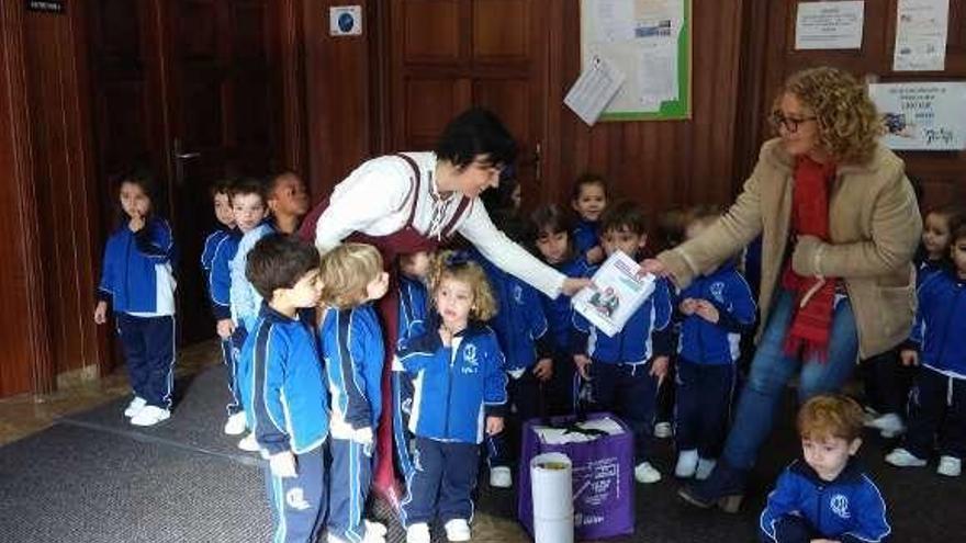 Entrega de unidades didácticas en un centro escolar de Marín.  // Faro