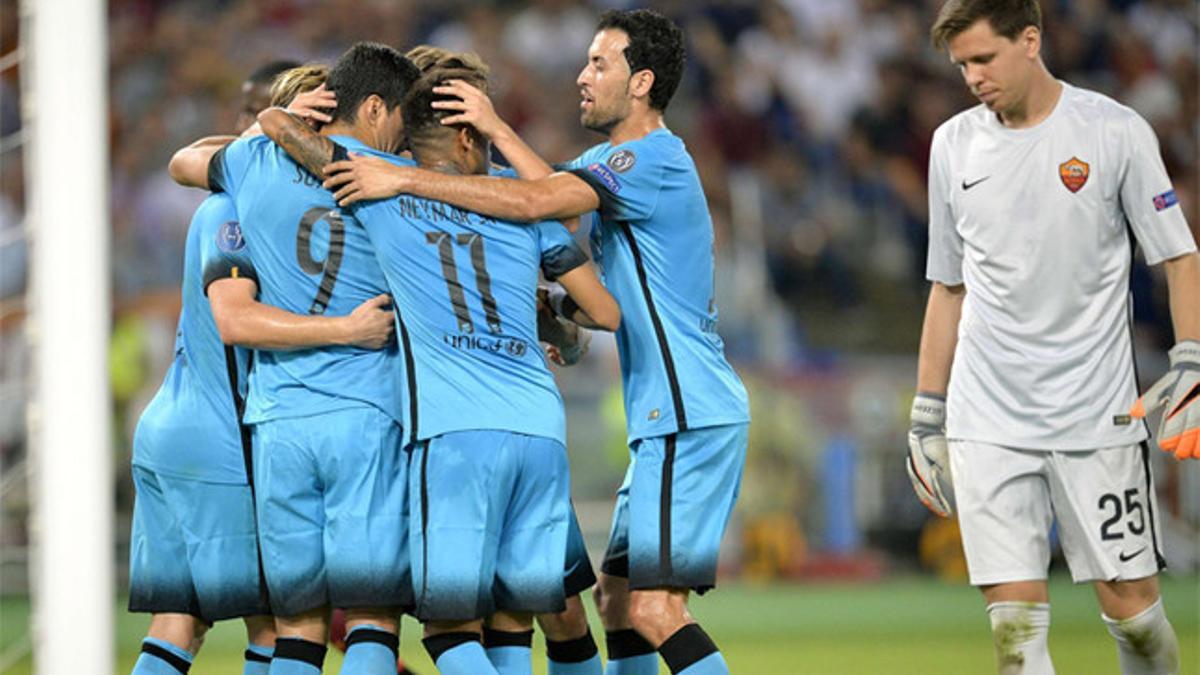 Los jugadores del FC Barcelona celebran el gol de Luis Suárez en presencia de Szczesny