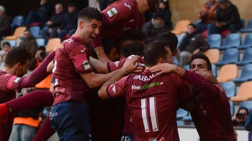 Los jugadores del Pontevedra celebrando uno de los tantos conseguidos ante el Fuenlabrada. // Gustavo Santos