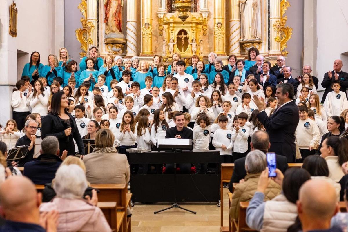 Coros de Sant Josep y del colegio  l'Urgell, juntos en una de sus presentaciones.