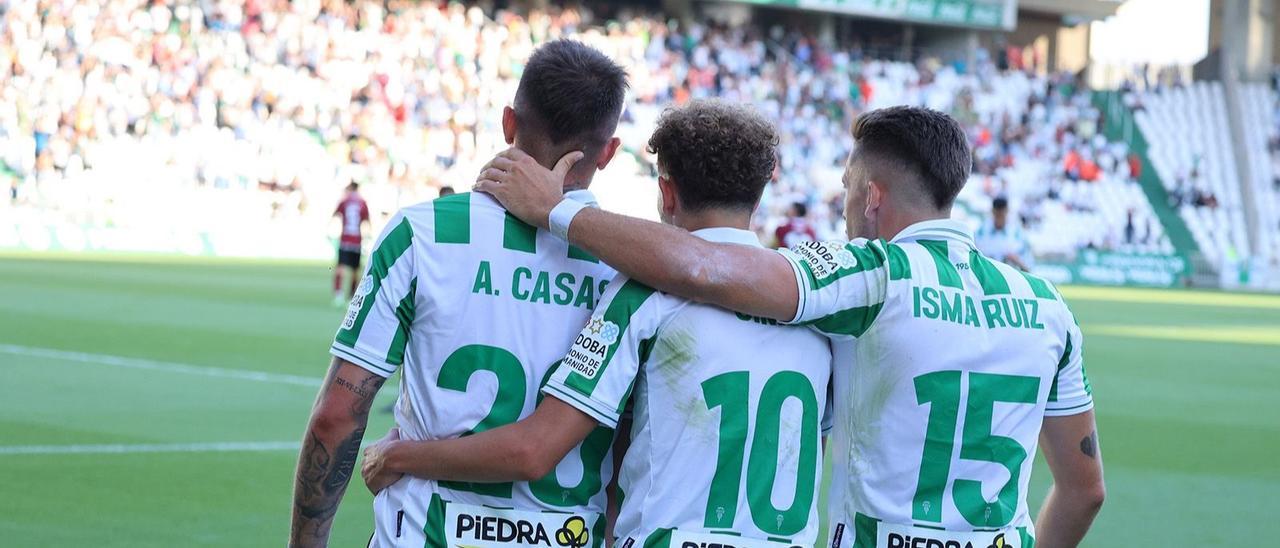 De izquierda a derecha: Antonio Casas, Simo e Isma Ruiz celebran un gol ante el Mérida.
