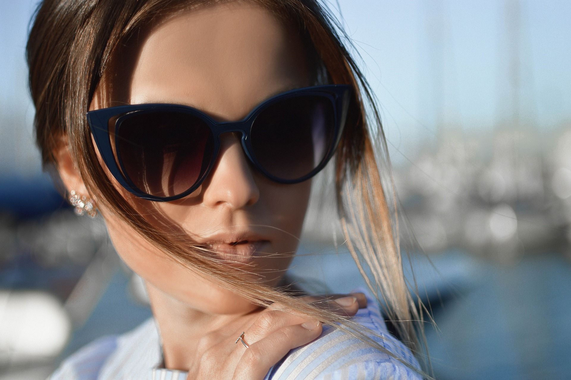 Mujeres con lentes oscuros hotsell