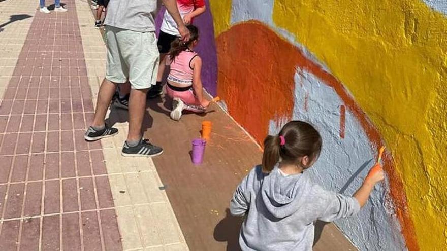 Los alumnos del colegio han colaborado en la realización del mural.