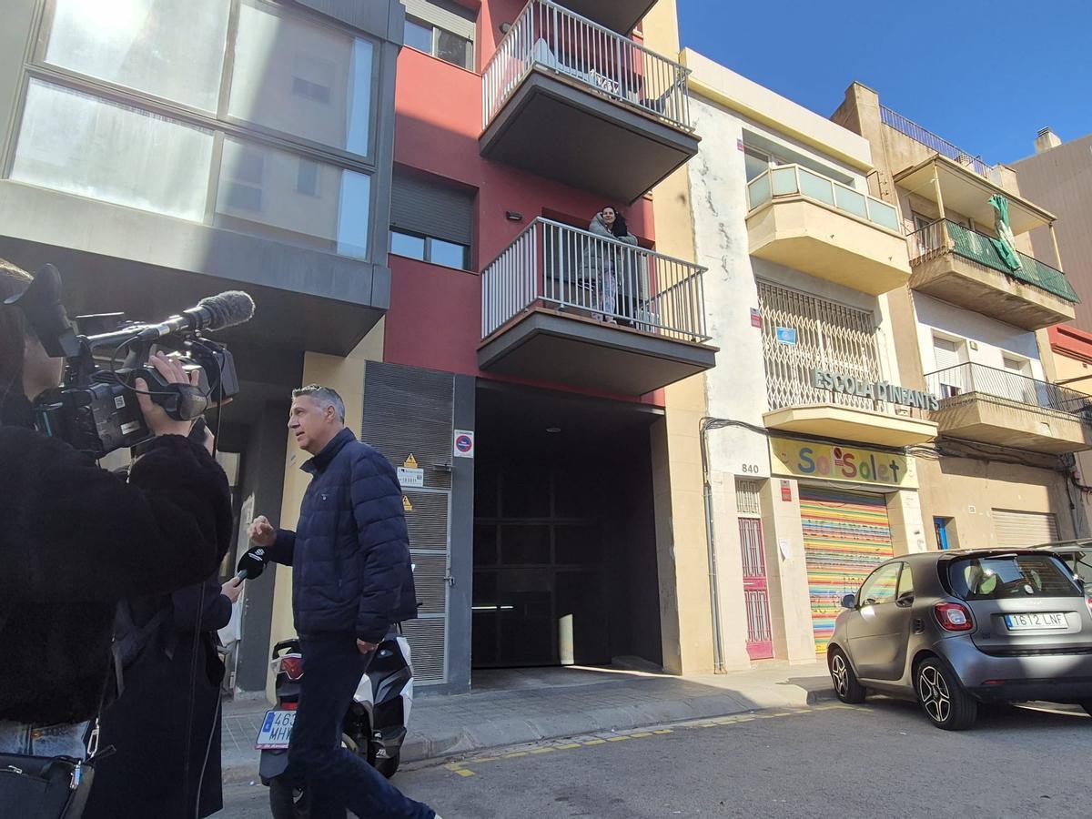 El alcalde de Badalona, Xavier García Albiol, y Olga, asomada al balcón de la casa que había ocupado.