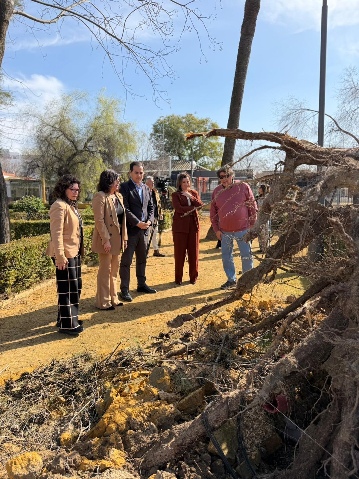 El consejero ha visitado, con los delegados y la alcaldesa, el jardín Reina Victoria de Palma del Río.