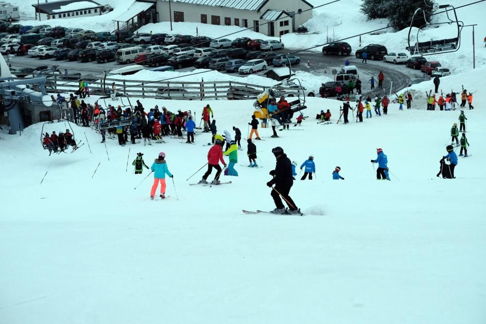 Multitud de esquiadores en Pajares en el domingo tras el temporal de nieve.