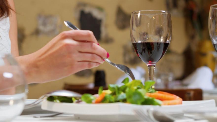 La justicia avala el despido de un jefe de cocina que besó a una pinche sin su consentimiento: &quot;Indiscutible acoso sexual&quot;