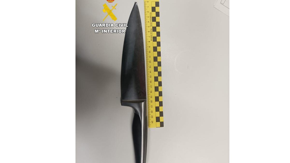 El cuchillo de 32 cm intervenido a la vecina de Carral investigada por daños en vehículos e injurias.