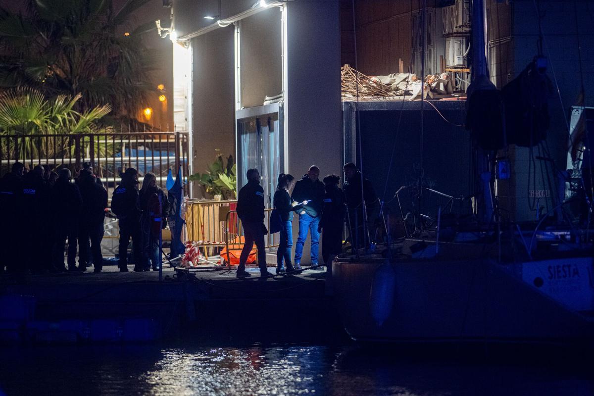Varias personas investigan lo sucedido, a 19 de marzo de 2026, en Barcelona, Catalunya (España). Los Mossos d'Esquadra han localizado este jueves sobre las 18.40 horas el cadáver de una persona en la playa del Somorrostro de Barcelona, un punto que desde este miércoles efectivos de la unidad subacuática y marítima peinan para tratar de encontrar a un joven desaparecido. Según informan fuentes del cuerpo catalán en un comunicado, el cadáver ha sido encontrado en el agua y ahora se han iniciado las gestiones para identificar al cuerpo. 19 MARZO 2026;CATALUÑA;DESAPARECIDO;SUCESO;CADÁVER Lorena Sopêna / Europa Press 19/03/2026. Lorena Sopêna;