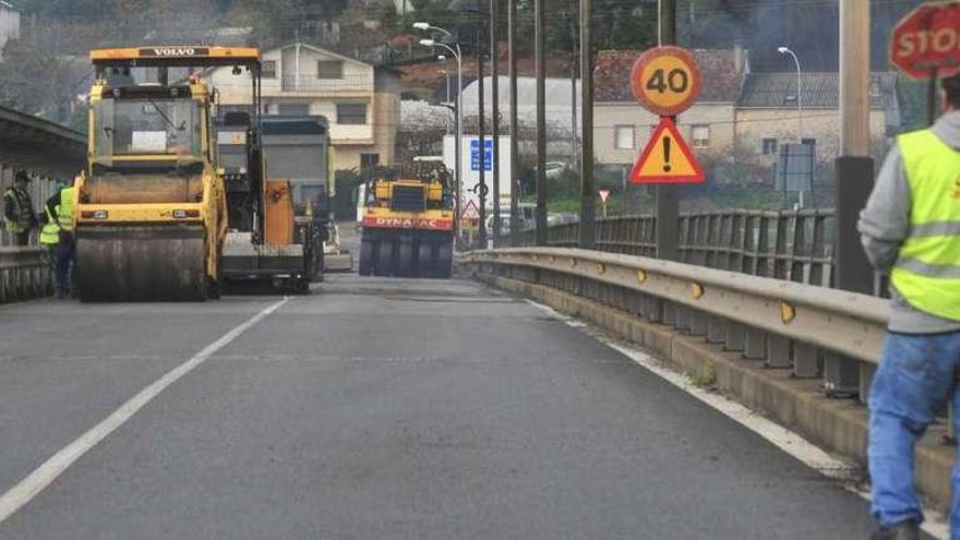 Trabajos de reasfaltado en el puente interprovincial que une las provincias de Pontevedra y A Coruña entre Catoira y Rianxo, ayer. // Iñaki Abella