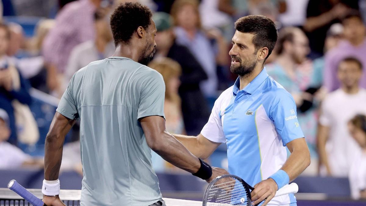 Monfils y Djokovic se saludan tras su partido en Cincinnati