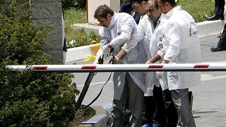 Miembros de la policía forense inspeccionan un rifle tras el tiroteo registrado ayer frente al consulado estadounidense en Estambul.