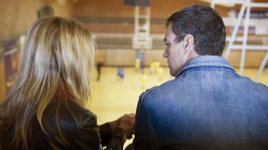 El candidato socialista, Pedro Sánchez, y su mujer acudieron a ver a su hija en un partido de voley. // Efe