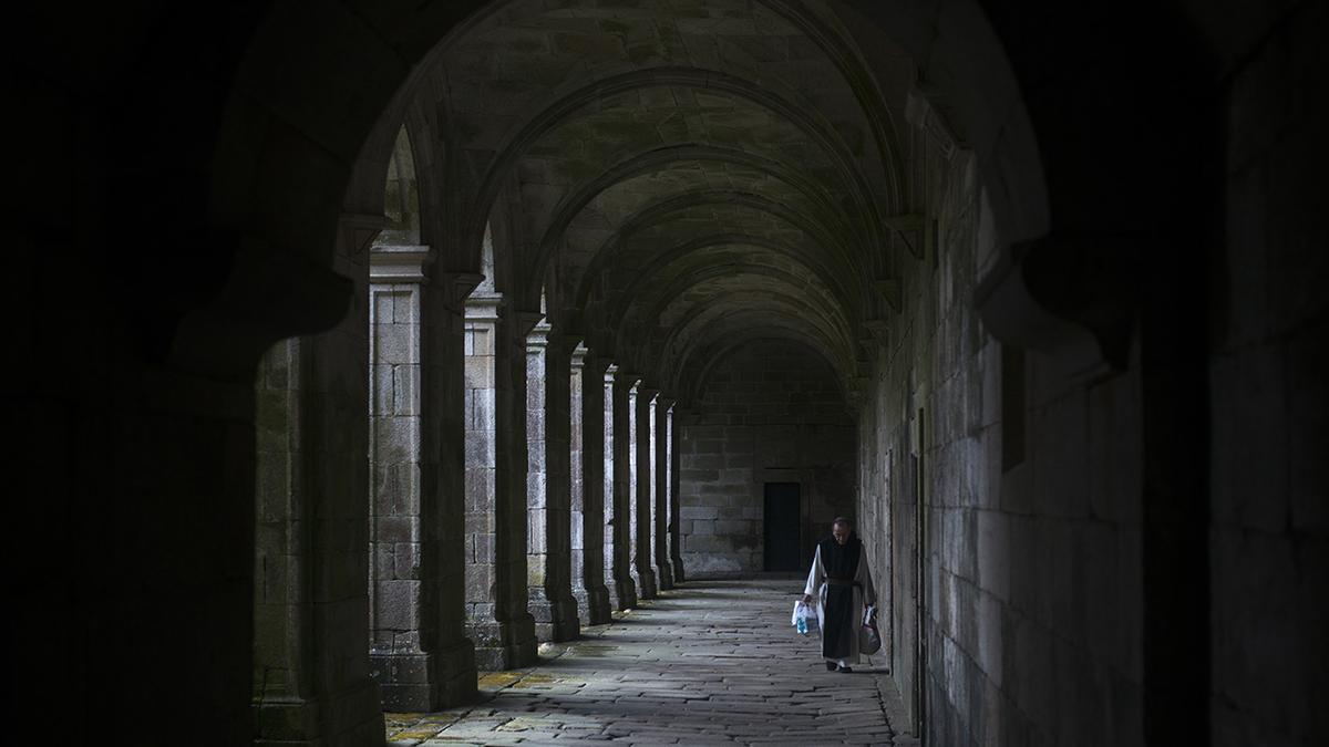 Un monje pasea por el claustro del Monasterio de Oseira, en el municipio ourensano de Cea. 