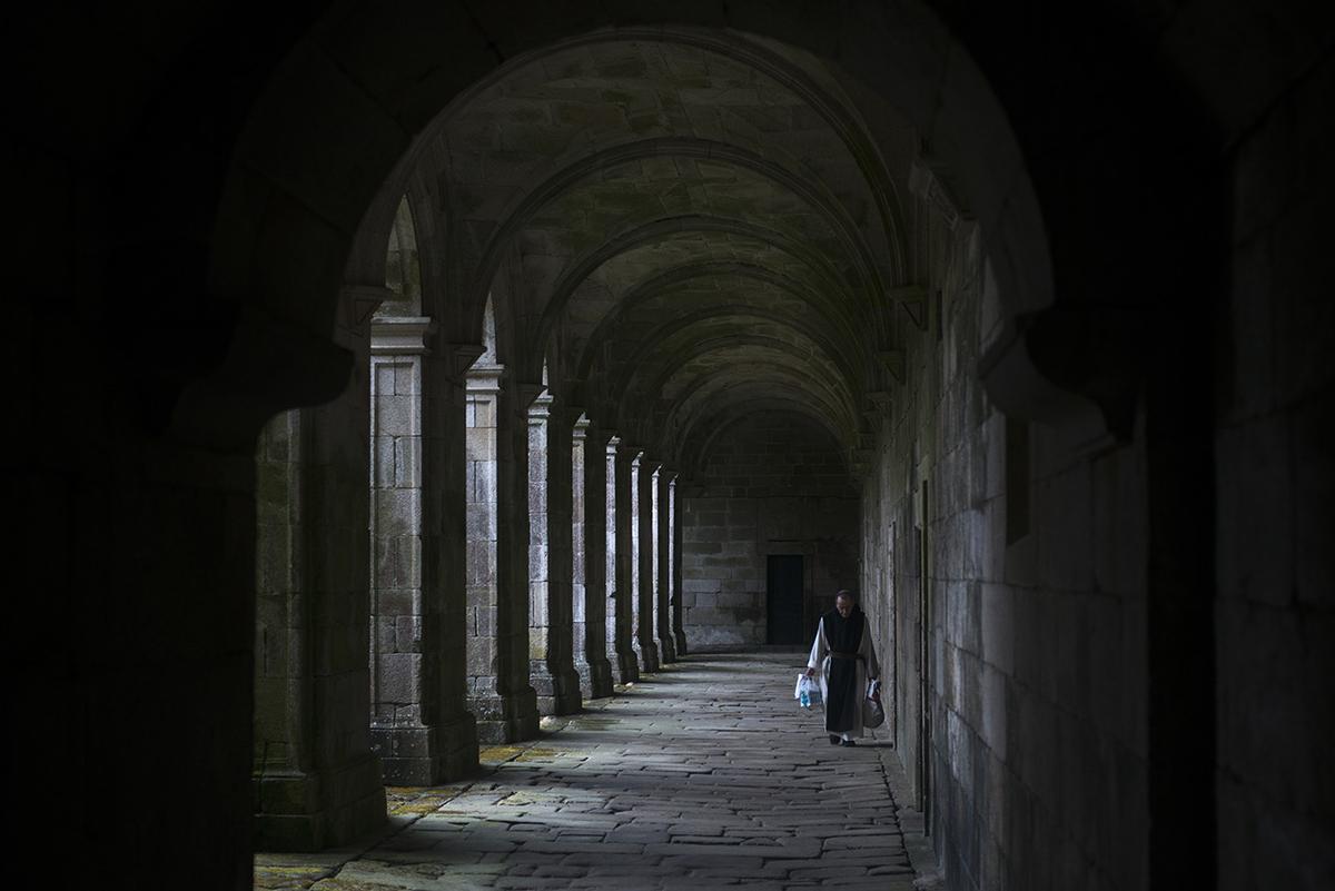 Un monje pasea por el claustro del Monasterio de Oseira, en el municipio ourensano de Cea. // Brais Lorenzo