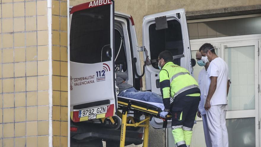 Sanitarios, ayer, en la puerta de Urgencias del hospital General de Alicante, con un paciente sospechoso.