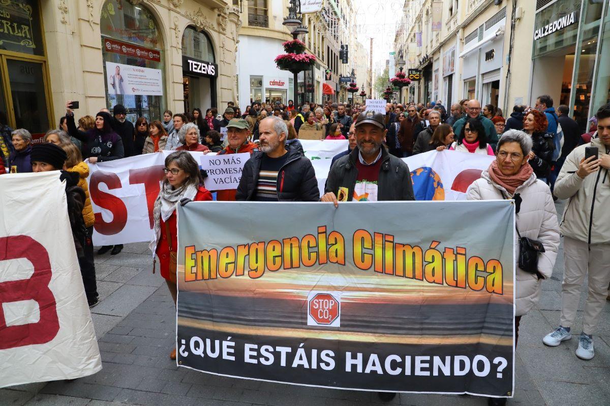 Manifestantes contra el cambio climático recorren el Centro de Córdoba.