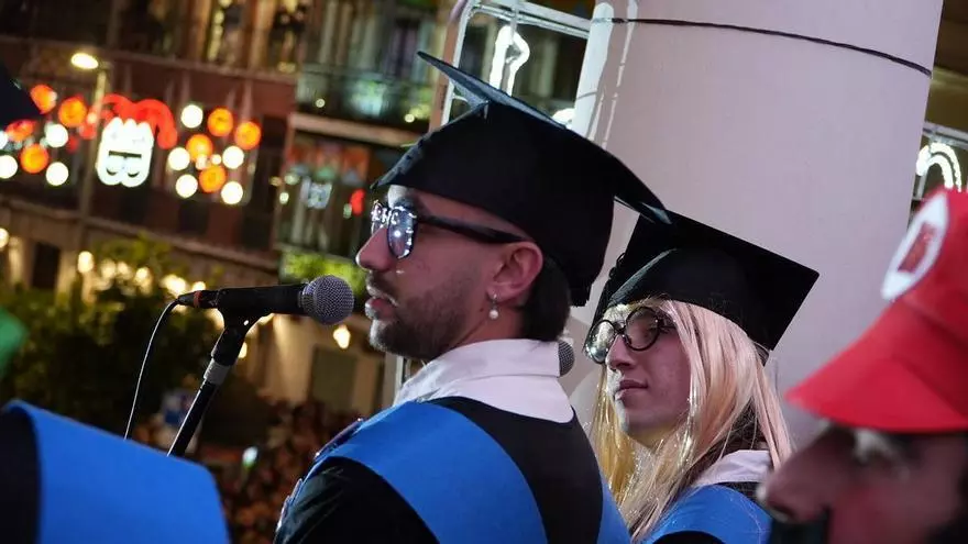 Vídeo | Sanguijuelas del Guadiana pronuncia el pregón del Carnaval de Badajoz al ritmo de 'Revolá'