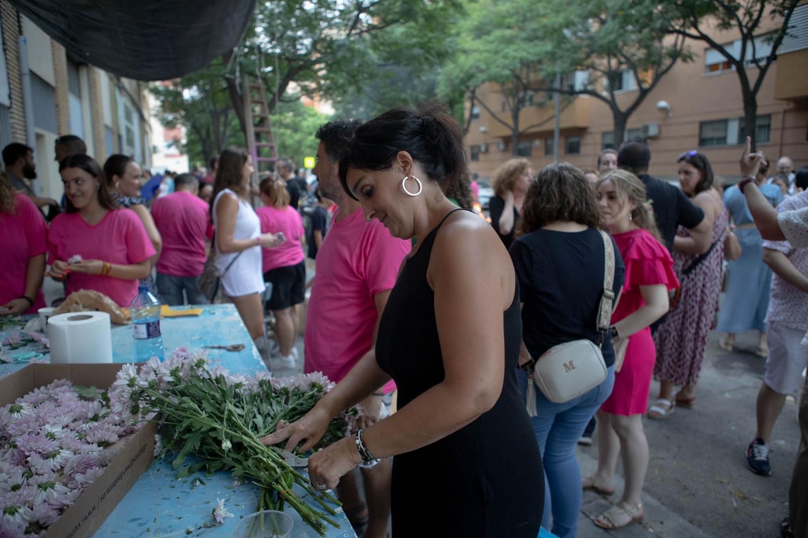 Las carrozas listas para la Batalla de Flores