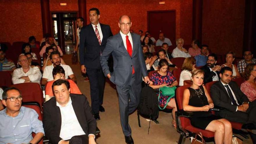 Carlos Martín Tobalina llega al salón de actos del Centro de Salud Santa Elena para reunirse con los empresarios.