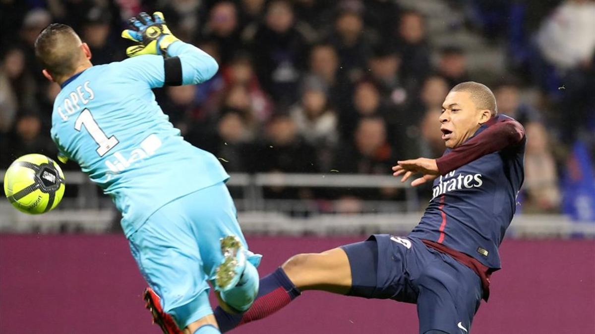 Momento exacto del choque de Mbappé y Lopes