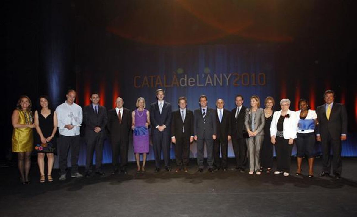 D’esquerra a dreta, Helena Rakosnik, David Miret i la seva dona, Joan Pere Barret, Emili Teixidor, Anna Falguera, Antonio Asensio Mosbah, Jordi Hereu, Artur Mas, Josep Terradellas, Enric Hernàndez, Núria de Gispert, Isabel Pérez, Teresa Rodríguez, Esther Bolaca i Juan Llopart.