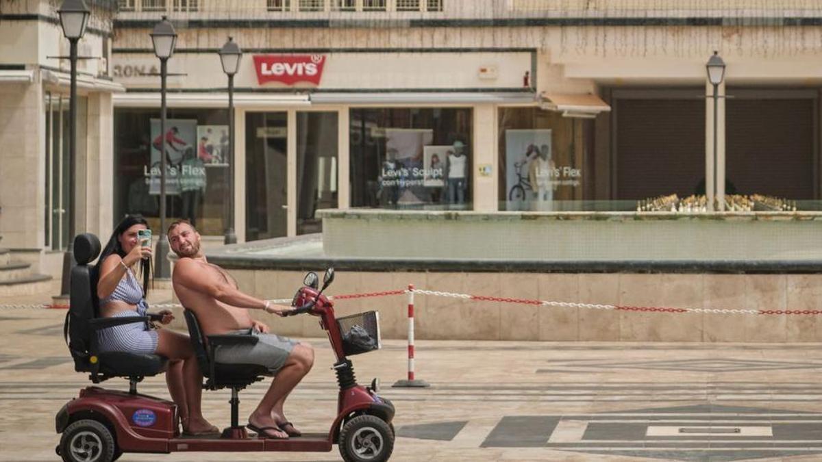 Una pareja de turistas en el sur de Tenerife.