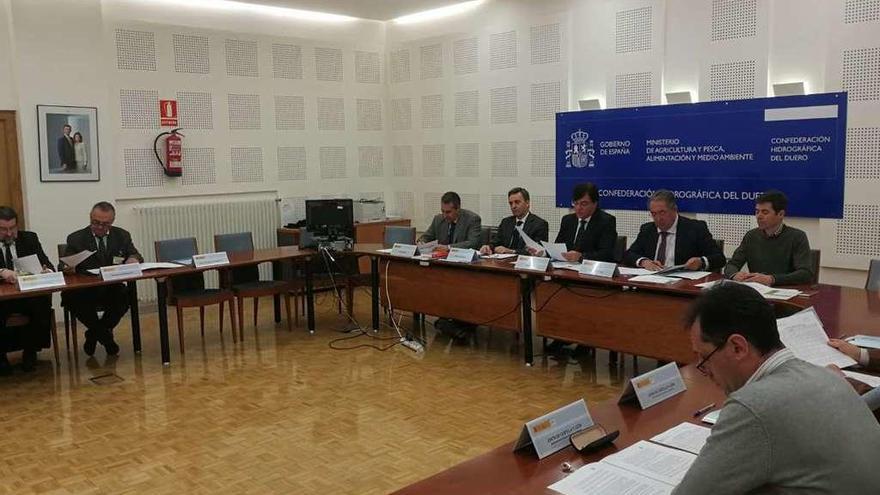 Representantes de los regantes y responsables de la CHD durante la reunión celebrada ayer.