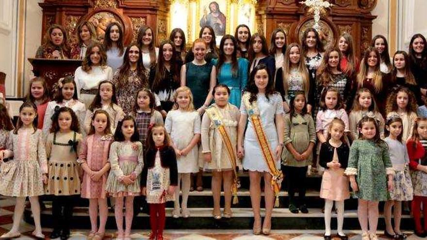 Las nuevas damas, presentadas ayer en la iglesia de San Jaime y Santa Ana, junto a las actuales Reina Mayor e Infantil.