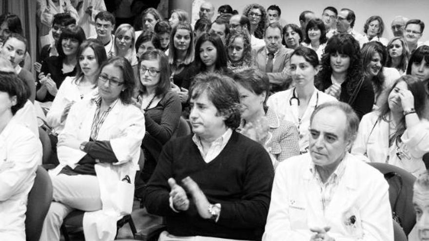 Asistentes al acto de bienvenida a los nuevos residentes del hospital gijonés, en el salón de actos de la Escuela de Enfermería.