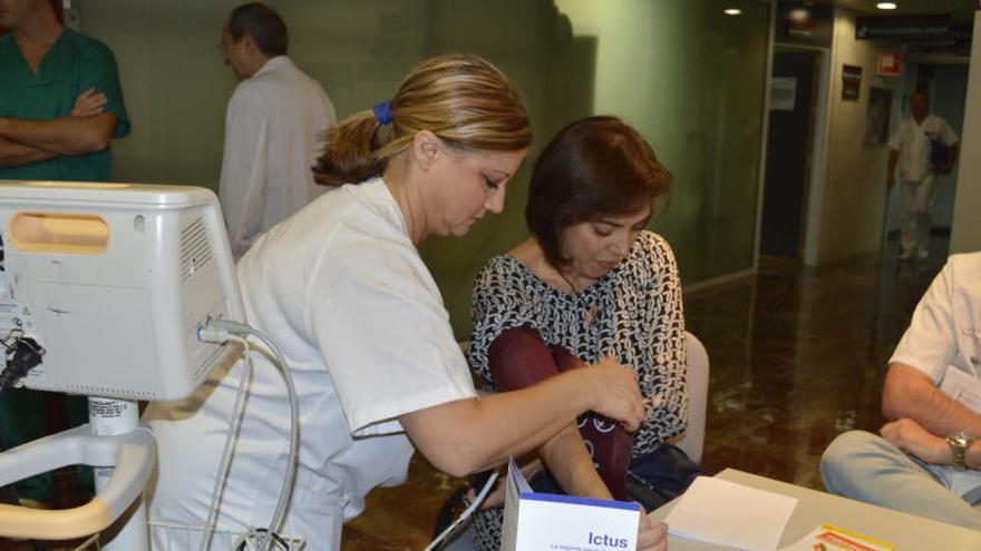 La consejera, Encarna Guillén, se tomó la tensión ayer en el expositor instalado en la Arrixaca con motivo del Día del Ictus.