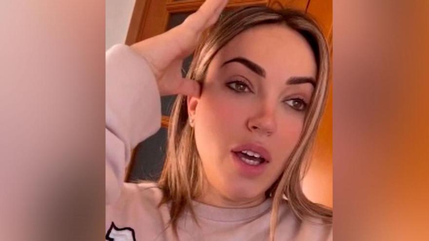 El &#039;grotesco&#039; y &quot;machista&quot; cartel sobre Marta Riesco que ha aparecido en los baños de Mediaset: &quot;Solo espero que el Gobierno, la Policía, la cadena también tomen medidas&quot;