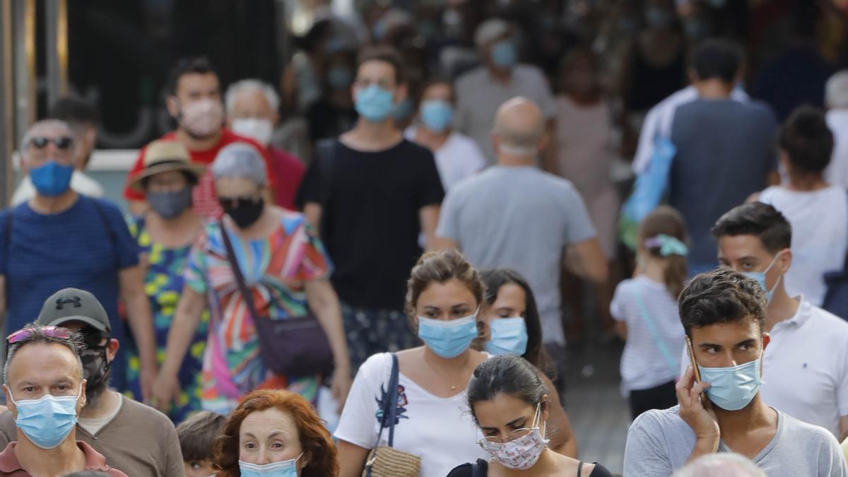 Ciudadanos con mascarilla en la calle Sant Miquel de Palma