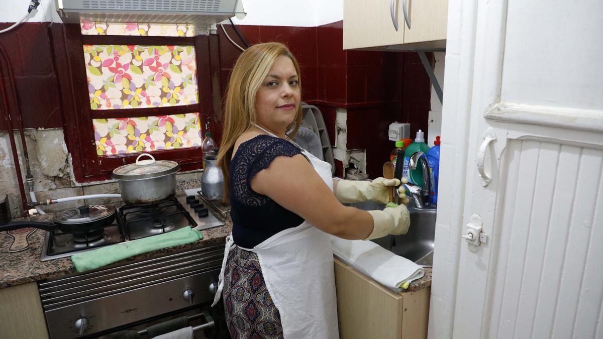 Carolina Osorio, trabajadora del hogar, en la cocina.