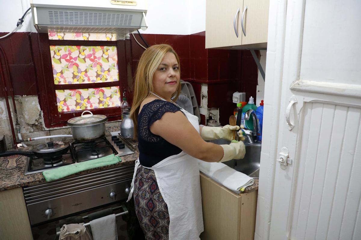 Carolina Osorio, trabajadora del hogar, en la cocina.