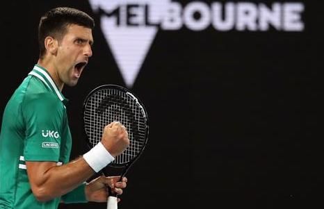 Djokovic grita tras ganar un punto.