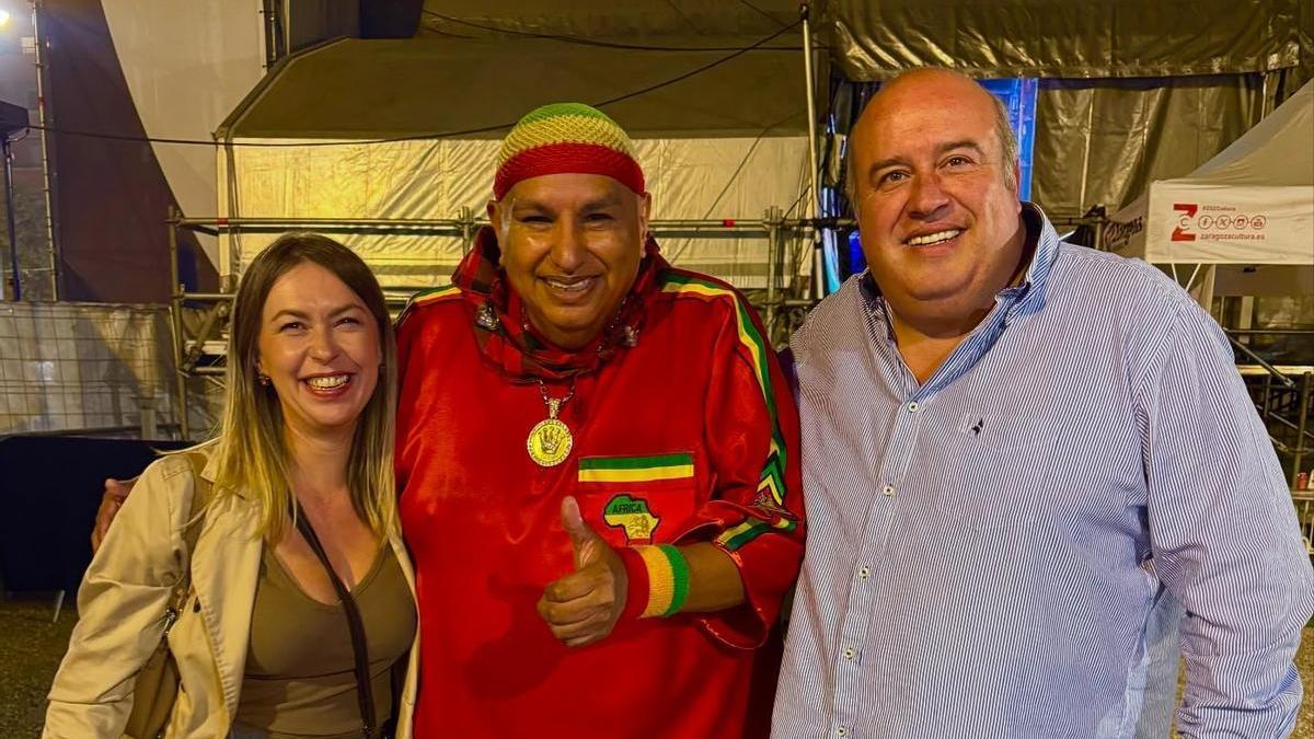 King África con los miembros de Parranda Producciones.