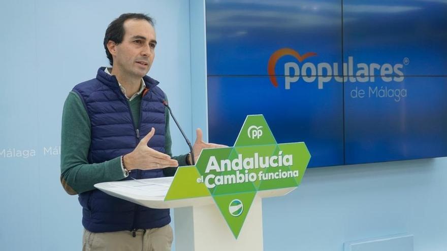El portavoz de Educación del Partido Popular andaluz en el Parlamento, Miguel Ángel Ruiz, en rueda de prensa.