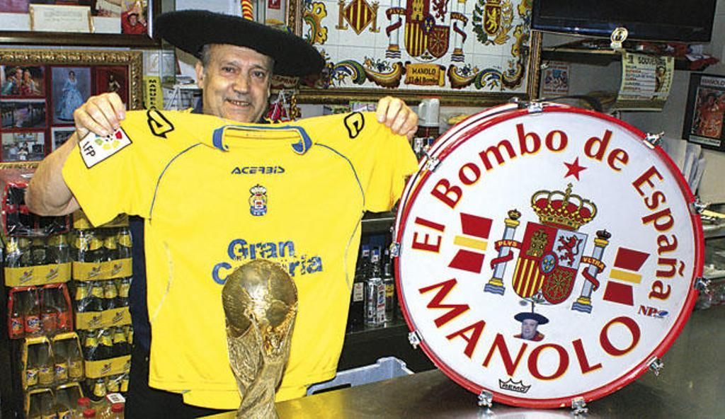 Manolo 'el del Bombo' con la elástica amarilla