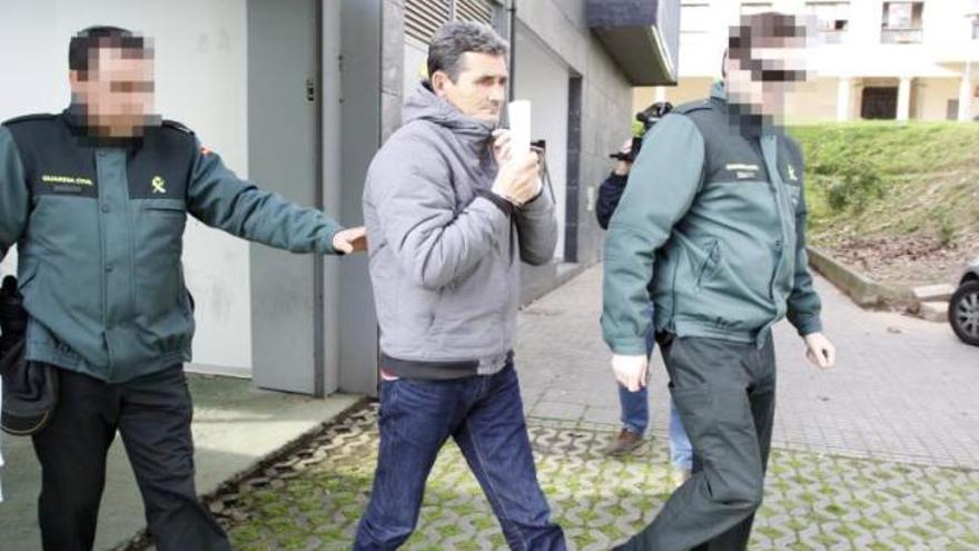 El presunto autor del crimen de Moaña, ayer, a su salida del juzgado para ingresar en prisión.  // C.G.