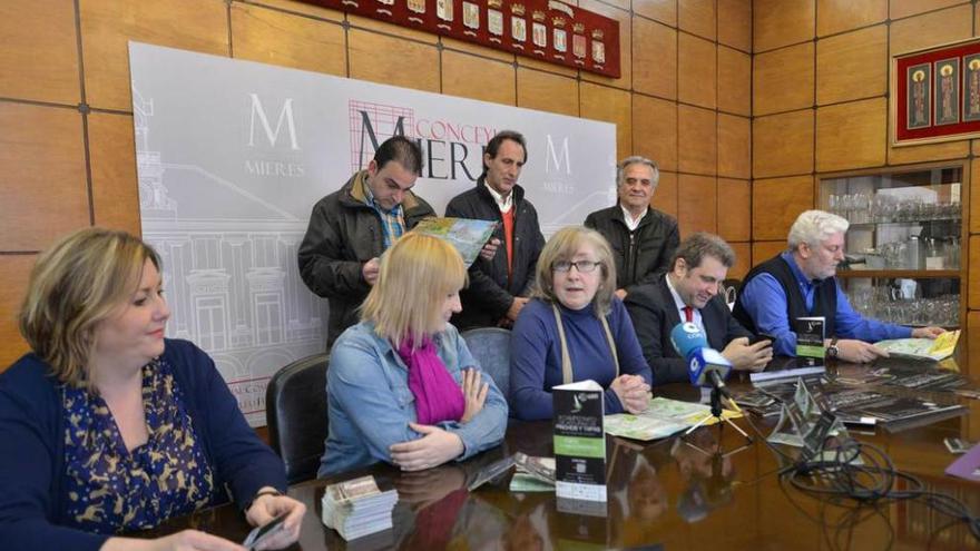 El acto de presentación del campeonato, ayer en Mieres.