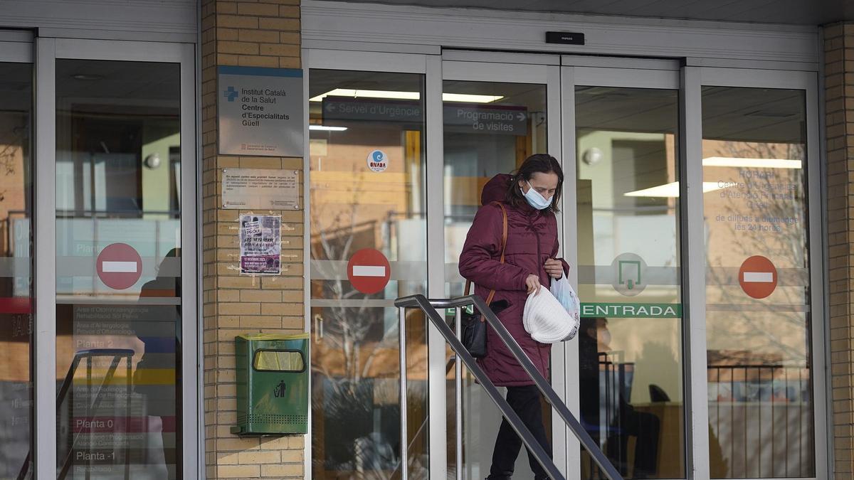 Una dona amb mascareta al centre sanitari Güell en una imatge d'arxiu.