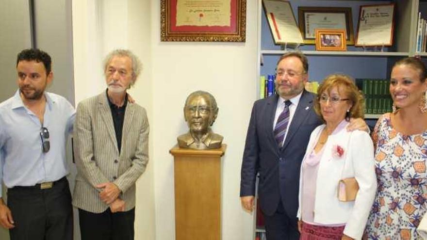 Julián Sesmero Carrasco, Esteban Pérez Palma, Joaquín Villanova, Fela Carrasco e Isabel Durán, tras descubrir el busto en honor de Julián Sesmero Ruiz.
