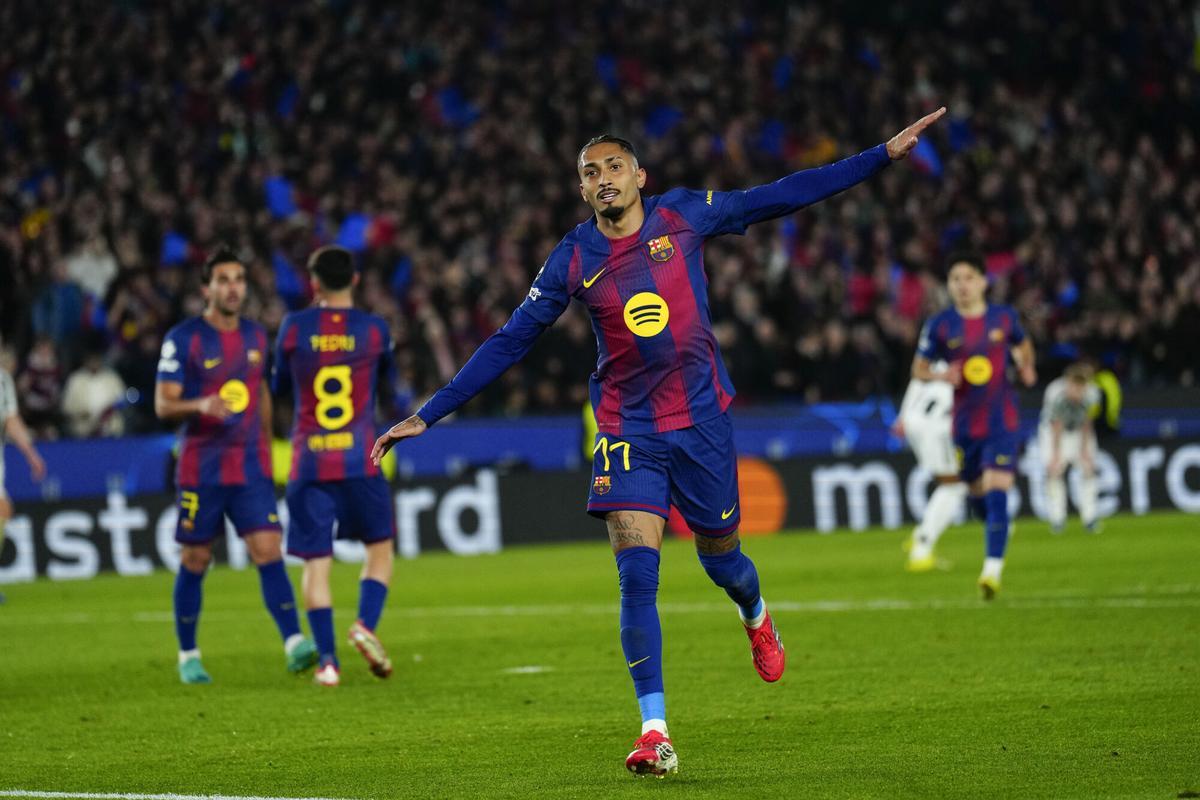 El delantero brasileño del Barcelona Raphinha celebra su segundo gol durante el partido de vuelta de los octavos de final de la Liga de Campeones disputado entre el Barcelona y el Newcastle, en el Camp Nou. EFE/Alejandro García
