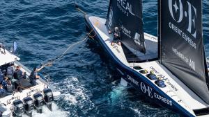 El barco de Orient Express Racing Team, asistido por su equipo antes de que se anulara las última jornada de la round robin de la Louis Vuitton Cup.