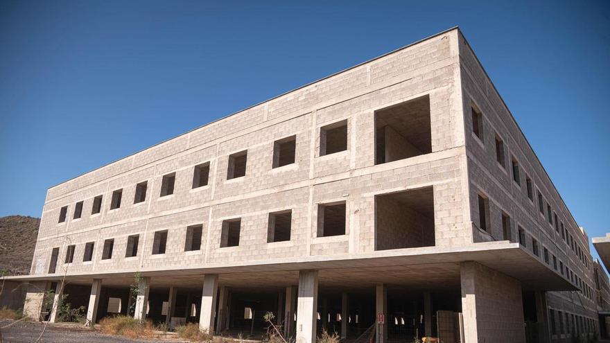 Los empresarios del sur de Tenerife perciben desprecio en la parálisis del Hospital del Sur