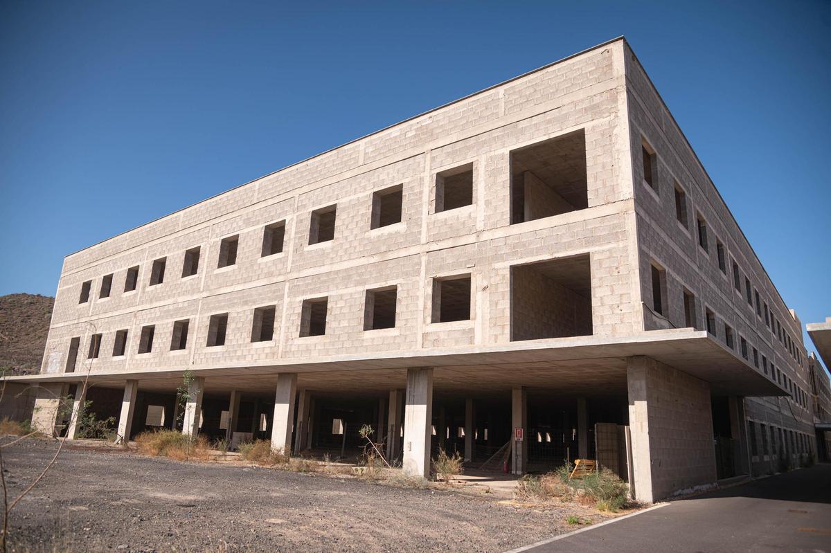 Los empresarios del sur de Tenerife perciben desprecio en la parálisis del Hospital del Sur