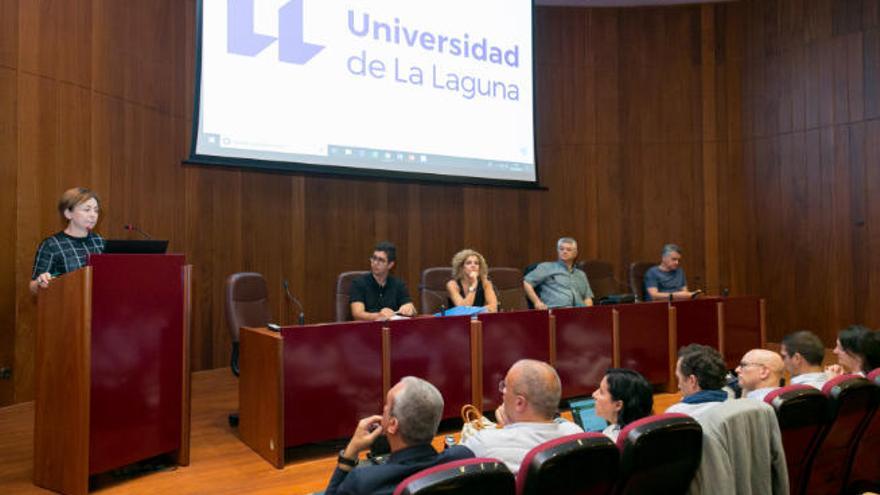 La rectora de la Universidad de La Laguna, Rosa Aguilar, se dirige al claustro.