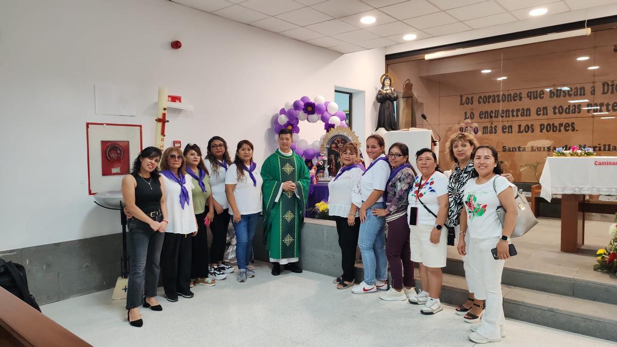 Comunidad peruana dedicada al Señor de los Milagros, en Gran Canaria.